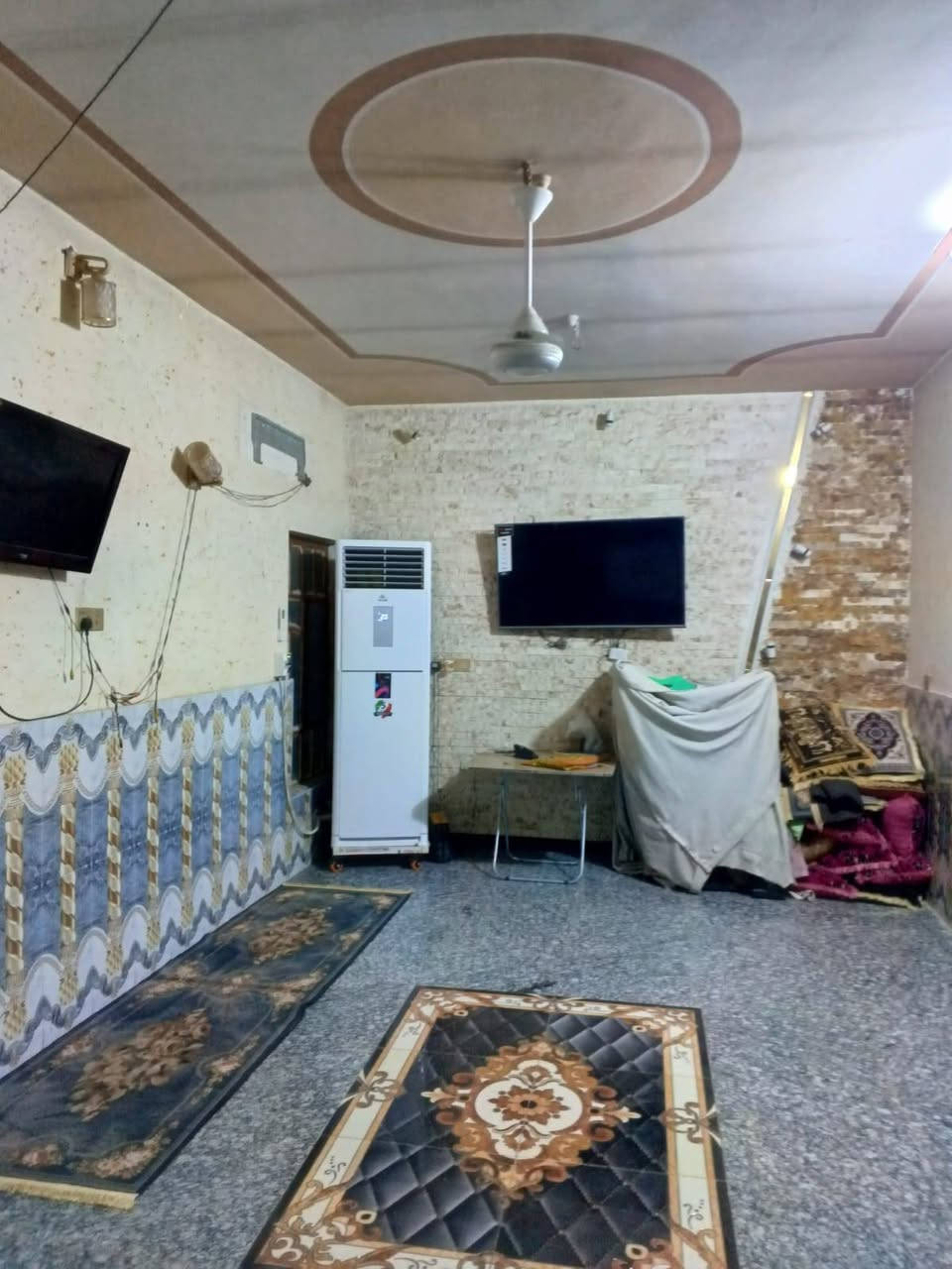 دار سكن 200حي الزهراء خلف سيراميك السفير عكادة مكتب ياسين للعقار ***********
