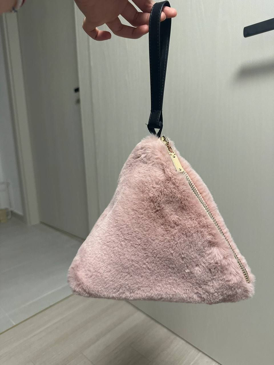 👛ترند الموسم👛

🎁حقيبة يد صغيرة من القماش الفرو 💸، مع سحاب ذهبي👛 وشريط يد أسود. 
 🔔مصنوعة من قماش خفيف الوزن ومتين

دزاين جديد لموسم 🎶2026
تركي درجة اولى 🇹🇷💯
كوالتي عالي جدا 👍♥️

🎁متوفرة ب 9 الوان 🎁

السعر ٨ الاف 

🚘يوجد خدمة توصيل لجميع محافظات العراق ٤ الاف🚘


**إذا كنت صاحب هذا الإعلان وتريد حذفه لأي سبب، رجاءا أرسل رسالة إلى الدعم الفني**