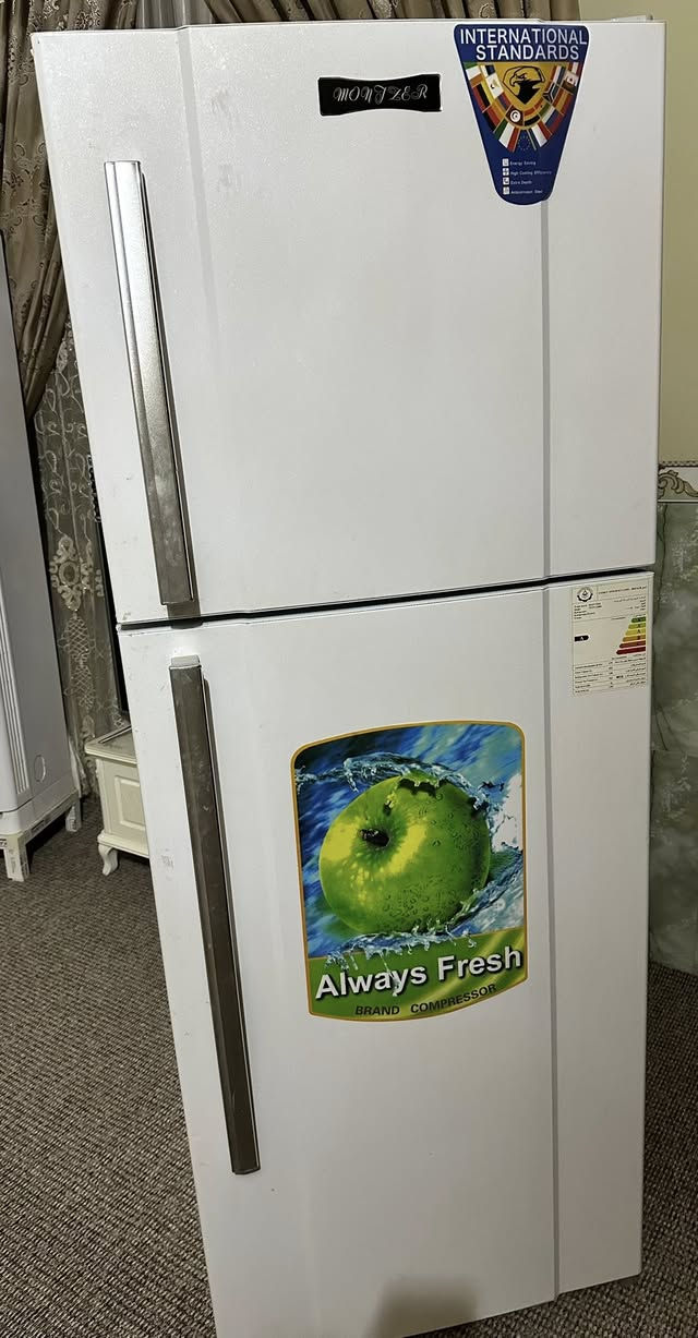 ثلاجة حجم كبير 24قدم للبيع
الثلاجة تجمد شغلهة حلوو 
نضيفة كما موضحة امامك 

للاستفسار ***********
