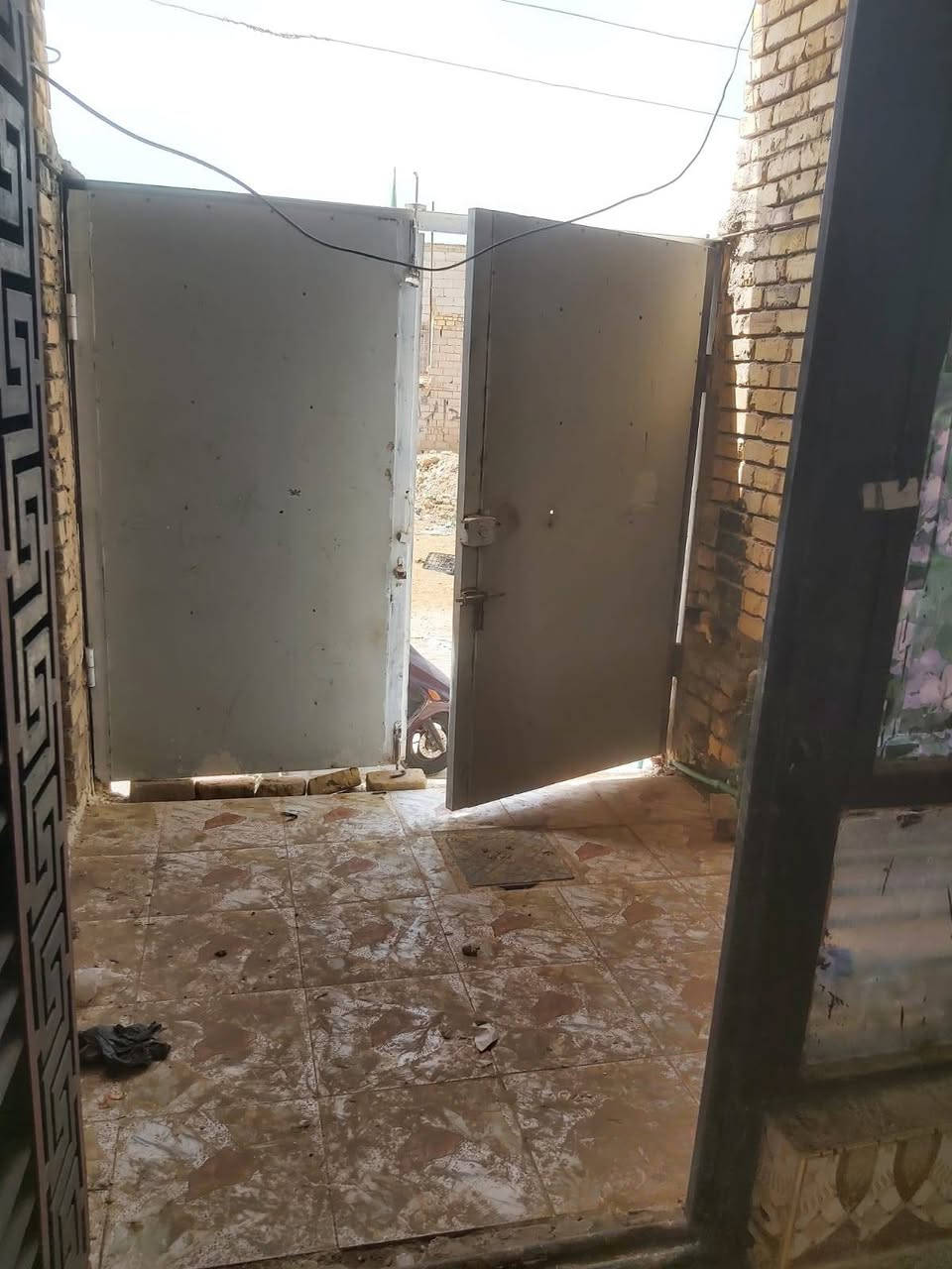 دار للبيع زراعي سند25
100متر.. بحي الامين.. نزلة سفينه النجاه.. خدمات كاملة.. 
متكون من استقبال وصالة ومطبخ وغرفة جوة وصحيات... وغرفة فوك مامسكوفة... حاليا فارغ البيت
بناء طابوك عكادة.. 
سعرة33بيه مجال...*********** بي وات ساب
