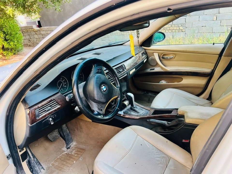 E90 موديل 2007 وارد أمريكي  مكفولة ما عدا رصعات وبارد التكم الخلفية قليل 
شاشه وكاميرا 
محرك 6 سلندر N52 نوزل قصير 30 
للتواصل واتس اب 
***********
