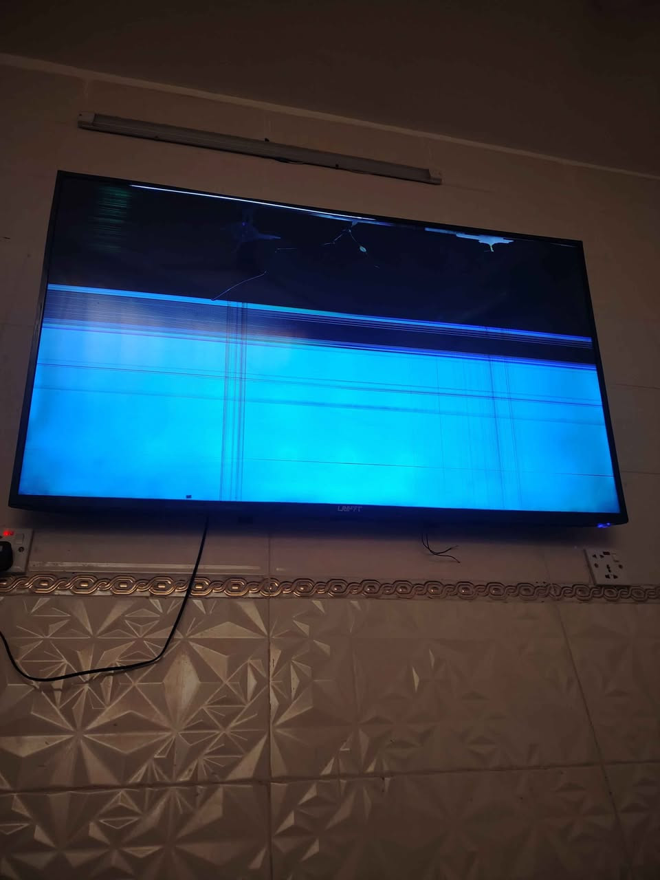 شاشة تلفزيون مكسورة والباقي شغال النوع كرافت حجم 55 أم النت السعر 50 مكاني بغداد الشعلة هاتف *********** وبيه واتساب بغداد, العراق
