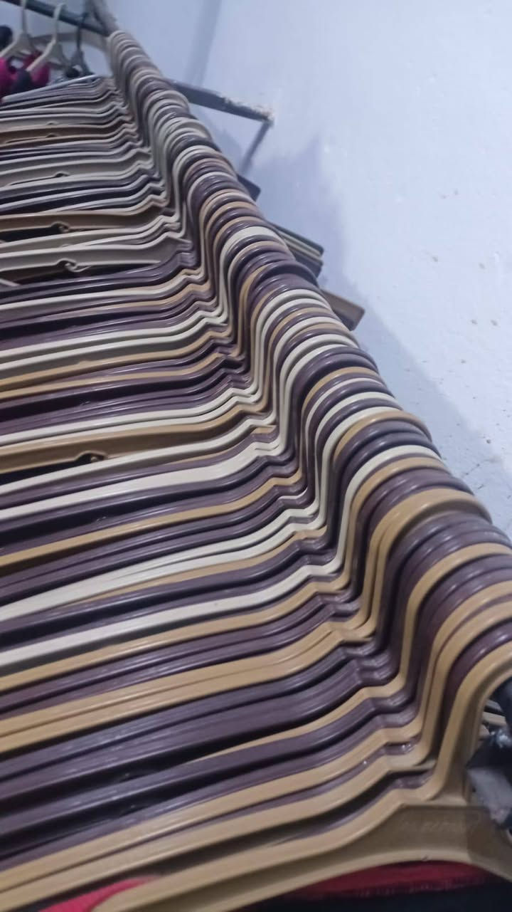 سلام عليكم عندي محل باله راح اعزل سبب المدرسة الي يريد يشتري ملابس شلعه كامله يتواصل وياي عندي تركسود قماصل هوديات احذيه 27 قطعه وتعلاكات وكاويه بخاري واوتي السعر حسب الي تريد الغرض مثلا متريد التعلاكات أو الكاويه أو المرايه بكيفك  الي يريد يتواصل وياي *********** عنواني موصل
