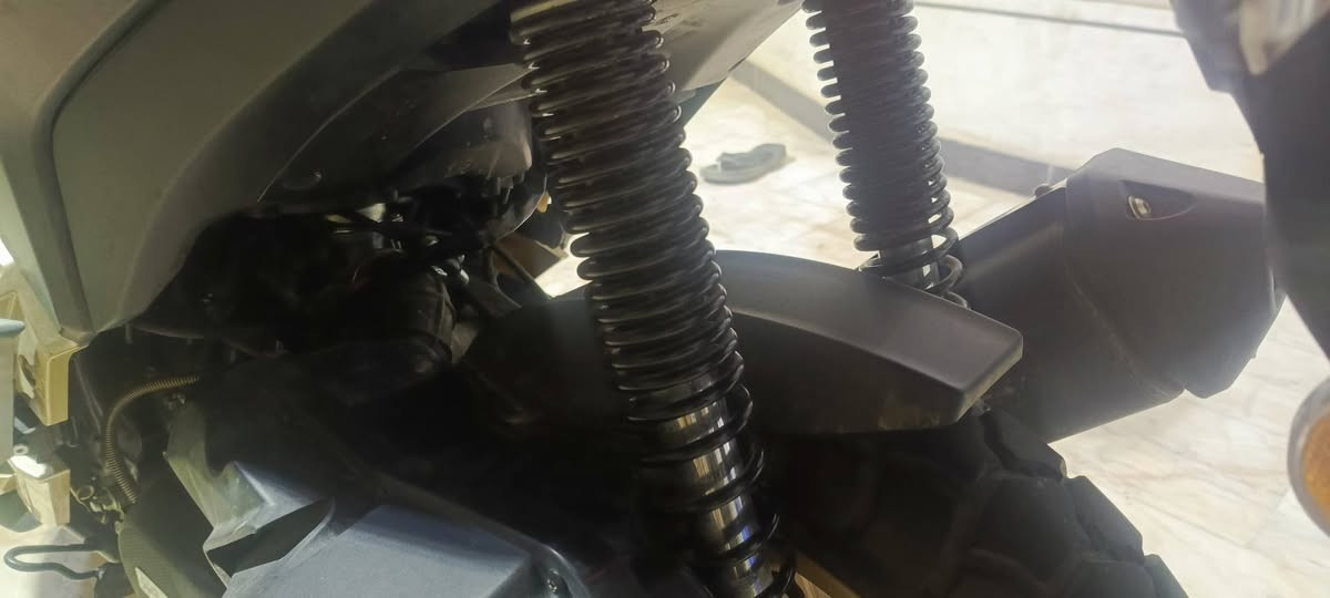 سلام عليكم دراجه   دايون ADV 200 (Dayun موديل 2025 طالعه 2026 المحرك: يأتي بسعة محرك 200 CC (وتتوفر منه نسخة 150 CC أيضاً).
نظام التبريد: يعتمد على نظام تبريد المياه لضمان أداء مستقر.
الإضاءة: مجهز بإضاءة LED بالكامل، بما في ذلك المصابيح الأمامية والخلفية.
نظام الفرامل: مزود بنظام فرامل ABS أمامي وخلفي لزيادة الأمان.
العدادات: يحتوي على شاشة TFT Digital لعرض كافة معلومات القيادة.
خزان الوقود: سعة التانك تصل إلى 17 لتر. بضافه دراجه بصمه وسويج طوارئ سعر الدراجه 2مليون تليفون ‏‪***********‬‏ غير متواجد عل فيس
