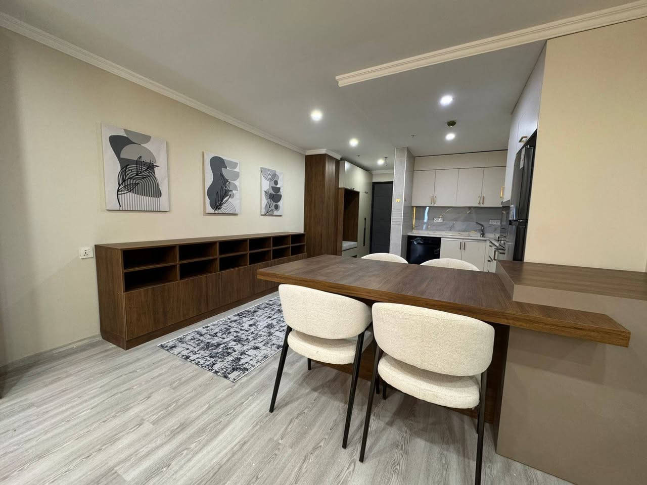 شقة للايجار و للبيع
ثلاث غرف وصالة مؤثثة vip

صفر  - مساحة 170متر

طابق الخامس

اربيل مجمع واو تاورز 

سعر الإيجار 1000 $

للحجز والاستفسار التواصل على 

الرقم *********** واتساب
