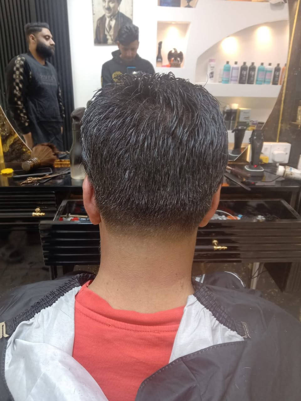 السلام عليكم
حلاقة الصغار ٢
والكبار خمس الاف
الحلاقين عبدالله ***********
مهيمن ***********
العنواد مقابيل السوك فرع مجمع الانتفاضه الطبي مقابل مكتبه الضامد
