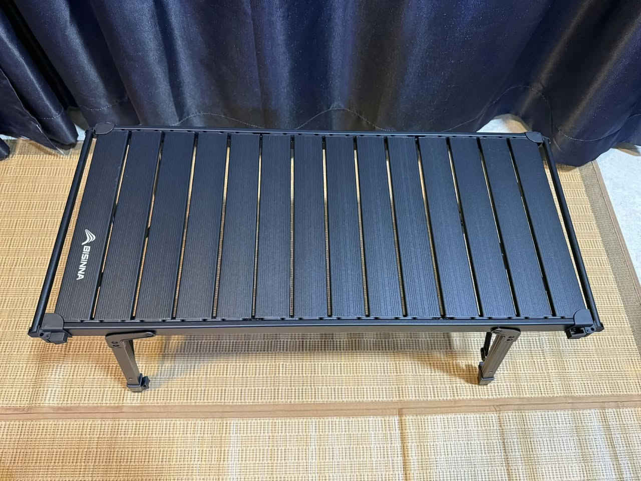 ميز او طاولة ألومنيوم قابل للطي (Roll Table Top) من ماركة BISINNA، وهو مصمم للاستخدام في الرحلات والتخييم قابل للارتفاع مع حقيبة تخزين
المواصفات والمميزات:
المادة: مصنوع من سبائك الألومنيوم المتينة وخفيفة الوزن، مما يجعله مقاوماً للصدأ وسهل التنظيف.
التصميم: يتميز بتصميم شرائحي يسمح بطيه أو لفه بشكل مضغوط لتسهيل عملية النقل والتخزين.
قياس الميز 
الطول ٨٠ سانتمتر العرض ٣٨ سانتمتر 
اقصى ارتفاع ٦٣ سانتمتر 
ادنى ارتفاع ٤٣ سانتمتر 
تواصل خاص او *********** واتساب
