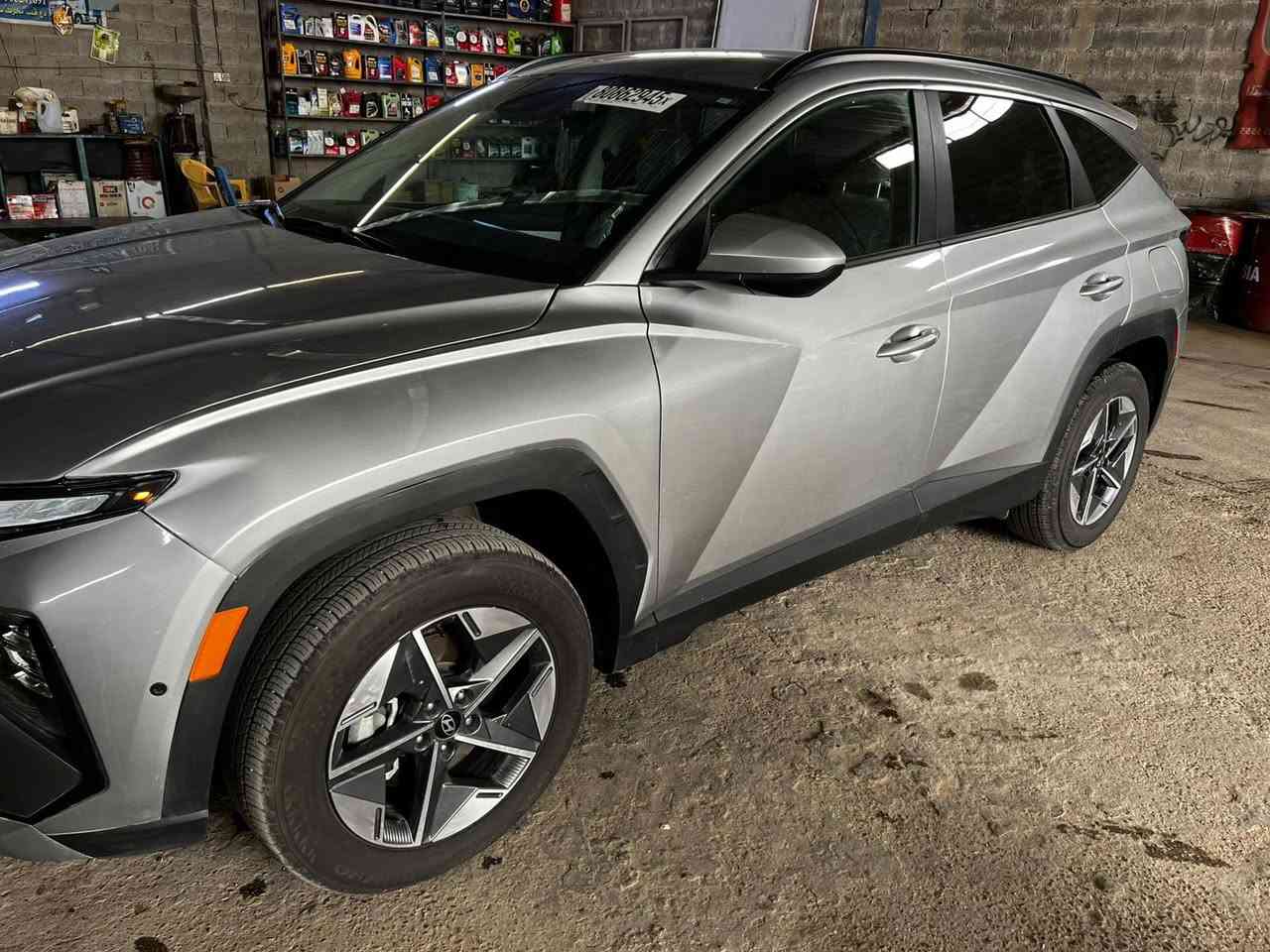 توسان فئة SEL  موديل  Hyundai Tucson 2025 
وارد أمريكي صور الحادث مرفقة بلمنشور 
بدون ايرباك 
تترقم جميع المحافظات 
المواصفات
المحرك

* 2.5 لتر 4 سلندر
* 187 حصان
* قير أوتوماتيك   

التجهيزات الخارجية

* الويل  18 إنج
* ليتات LED كاملة
* مرايا كهربائية مدفأة
* فتح باب بالبصمة
* باب خلفي كهربائي Smart Liftgate

الداخلية

* شاشة 12.3 إنج
* شاحن لاسلكي
* تشغيل بصمة
* مقعد السائق كهربائي 
* مقاعد أمامية مدفأة
* تكييف أوتوماتيك مزدوج
* USB-C خلفي للأهل أو الأطفال  

أنظمة الأمان

* رادار أمامي
* مثبت سرعة ذكي
* تنبيه النقطة العمياء
* المحافظة على المسار
* فرملة طوارئ
* كاميرا خلفية
* تحذير حركة خلفية  
السعر 190 بيها مجال حك الجيه
مكان السيارة الفلوجة ***********
