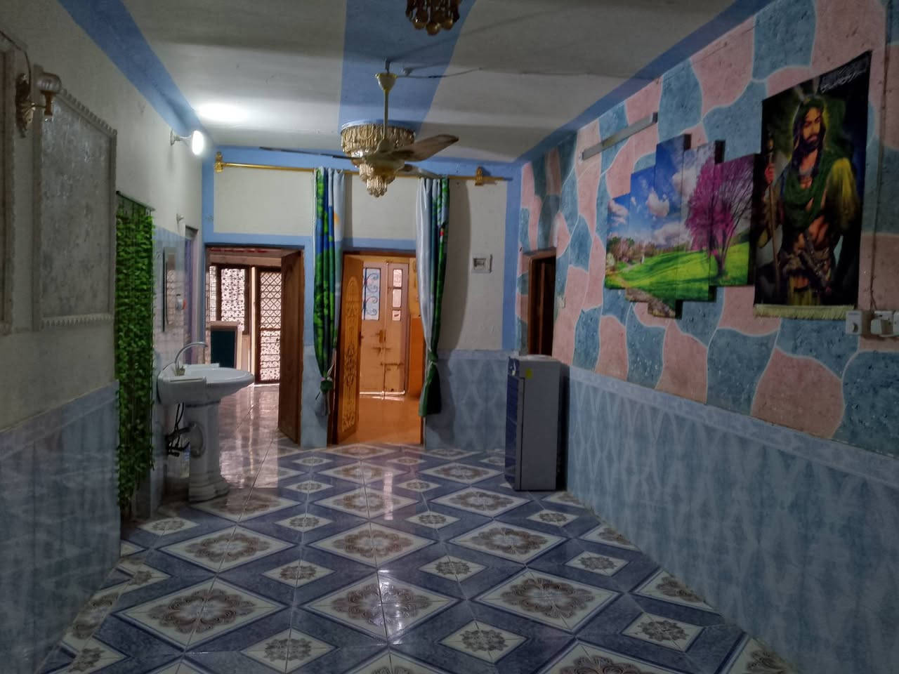 بيت للايجار مساحته 600 متر 
طابقين غرف نوم عدد 5 وصحيات داخليه و خارجيه وحديقه 
مجهز بل كامل سبالت 3 وكاونتر وطباخ كله جاهز وغرفه نوم جاهزه تعال وكعد 
كربلاء يبعد عن الامام 15 دقيقه قرب مجمع الرحمان السياحي 
ايجار مناسب للاستفسار ***********
