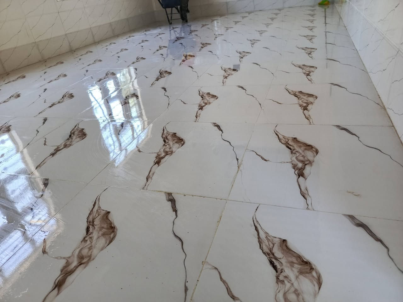 السلام عليكم كادر سيراميك متفرق شغل عل ليزر وبسعار مناسبة ارضي جدار اتصل وتبشر ***********
