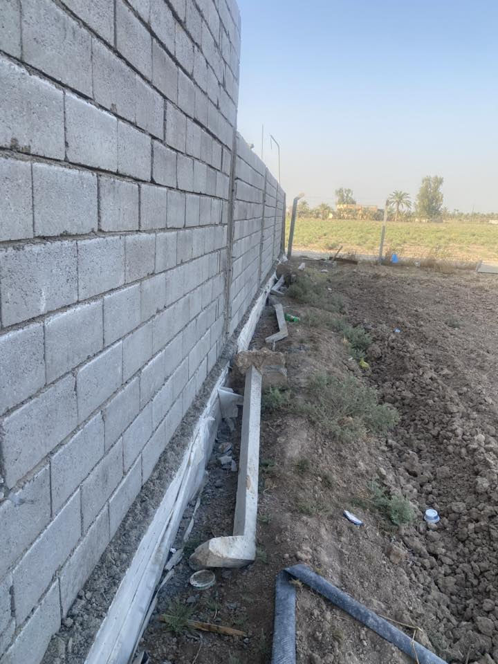 السلام عليكم 
دونم للبيع سند 25طابو ابو غريب بأسمي منطقة أبوغريب/سميلات أرض قريبه على المناطق السكنيه وقريب عليها الخدمات 
مسيجه BRC وظلع بلوك بيني وبين مزرعة جاري حسب ما موضح بالصور ومن الله التوفيق
السعر 75
***********صاحب الارض
