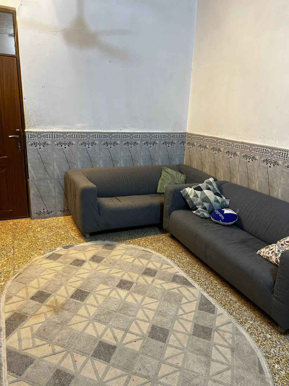 بيت 50متر للبيع 
صاله مطبخ صحيات مكشوفه غرفه فوك وغرفه جوه

للاستفسار واتساب فقط مراسله رجاءً بدون احراج لايوجد مكالمة 

***********
