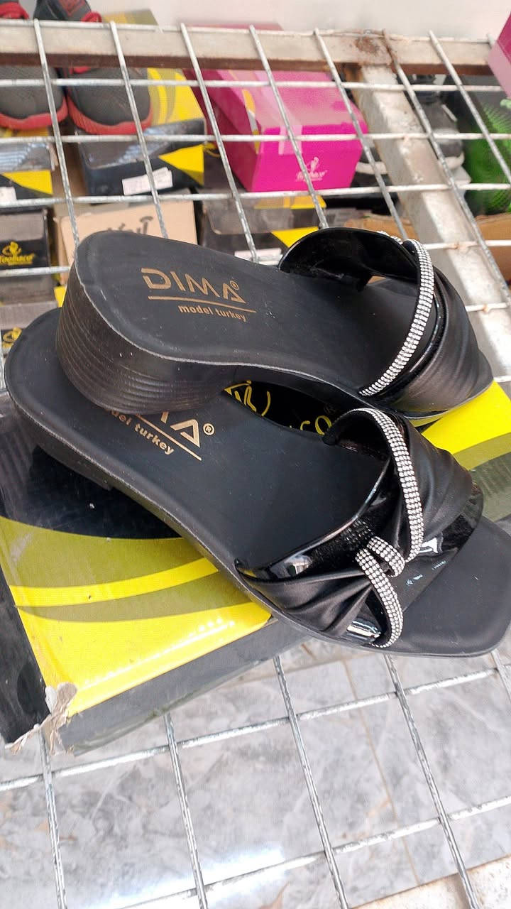 وصول بضاعه جديده شحاطه رجالي ونسائي واطفال واحذيه بااسعار مناسبه شارع عرق النسا  مقابيل خياطه ام عبدالله محل ياقوته ويوجد خدمه توصيل داخل القضاء للحجز ***********
