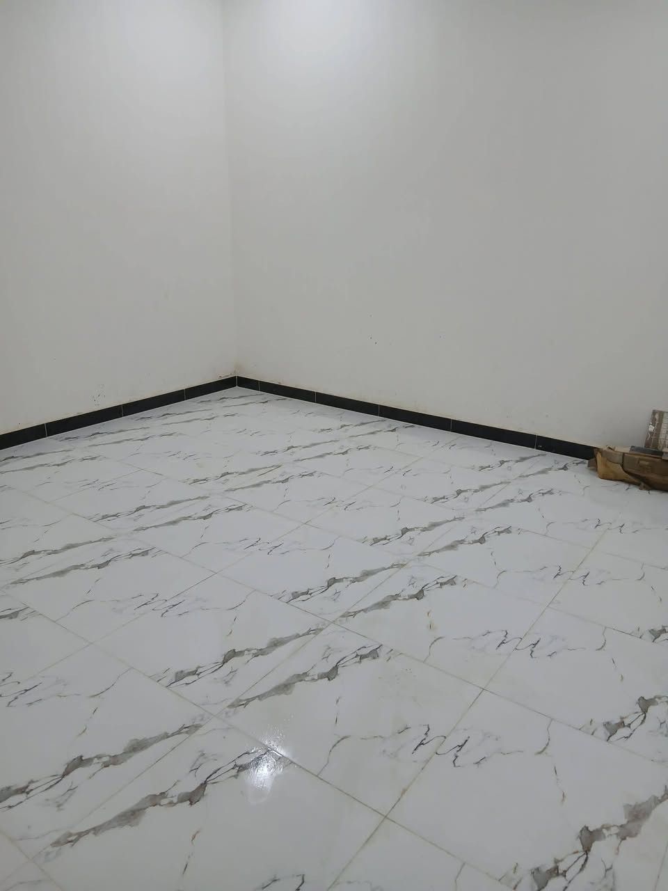 مشتل للبيع مساحة ١٠٠م طولاني بناء حديث طابقين الطابق الثاني غير مسقوف موقع كلش حلو خدمات متكاملة على شارعين 
 غرفة النوم/مطبخ/حمام/صالة/استقبال /صحيات/ 
العنوان السفحةبداية شارع احمد الوائلي ثالث فرع 
طابو صرف ثاني يوم افتح بيان
الدار غير مسكون فارغ 
السعر ٥٨ مليون بية مجال بسيط 
للإستفسار ***********
