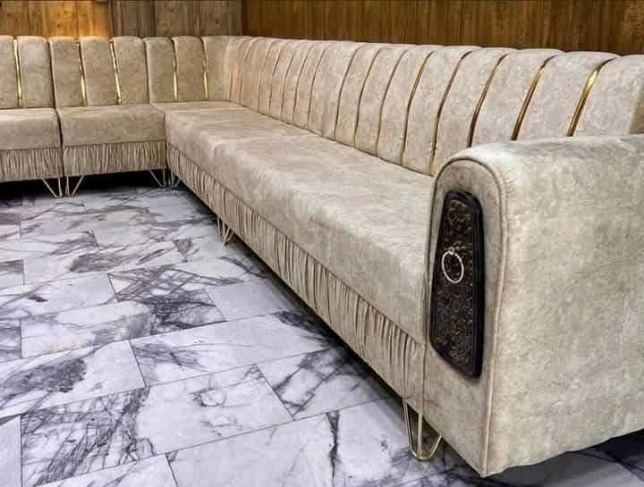 معمل ومعرض الساعدي للديوان التركي. 

..........
10 مقاعد يعني 5 قطع  وذا ما اجاك مثل الي بل صوره رجعه بيد المندوب  الخشب ممتاز جدا يحتوي على بلوك ومضغوط يعني. الديوان اخذه دبج عليه  وبي ضمان سنتين من المعمل  وكل هذا وبسعر 450 الف + 6 كوشات هديه 