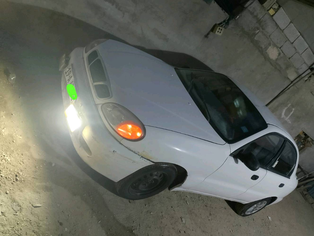 دايو لانوس موديل 2000 كير عادي سنويه 27 رقم كربلاء تحويل ثاني محرك بيه تبخير بسيط وتحتاج تبريد المنظومه موجوده كامله حداديه جديده تخم تأير اريدها 35 ورقه وبيها مجال مكانها كربلاء
عزيزي، تگدر تذكر شكد ماشية السيارة تقريباً؟ وشنو آخر صيانة/تبديل سويتلها للمكينة أو الكير؟: 
ألكير تبديل عين وصينيه 
شنو وضع المكيف والتبريد حالياً: شغال تمام لو يحتاج شغل/كمبريسر/رديتر أو منظومة؟: 
التبريد منظومه كامله بس تحتاج تكمله 
هل أكو أي صبغ، سمكرة، حوادث، أو مشاكل بالهيكل/الشاصي غير اللي مبين بالصور؟: 
الشواطئ نظيفات بيها ضربه باب الصدر والخلف جهة اليمين 
تگدر تحدد موقع البيع بالضبط بكربلاء؟ وهل السيارة متوفرة للفحص والمعاينة بأي وقت؟: 
كربلاء سوق الحبوبي 
السعر المذكور 35 ورقة نهائي لو بيه مجال للمساومة؟ وهل أكو إمكانية تبديل؟: 
بيها مجال للمساومه طبعا 