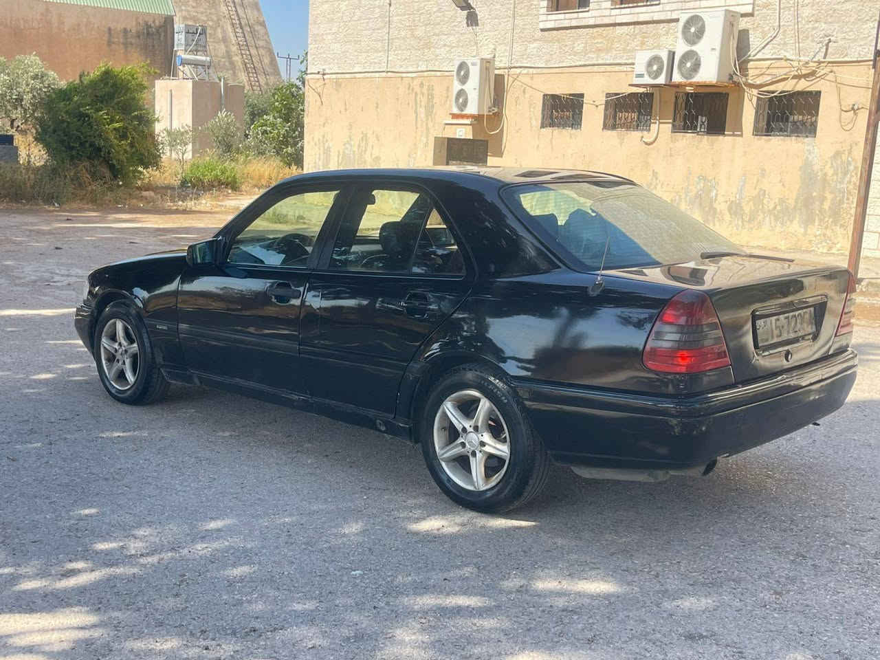 مرسيدس c200 موديل 1996 فل كامل بفتحه 
للبيع بسعر (2700)قابل للتفاوض 
- ماتور(2000cc) انجكشن فحص 
- قير اوتوماتيك فحص 
- فحص مرفق بصور ((خالي قص قلبان ))
- ترخيص لشهر 11/2026
- دهان جيد جداً 80%
- زجاج كهربا موري كهربا 
- كندشن حامي بارد 100%
- فتحه سقف كهربا بحاجه جكات
- سنتر سداسي 
- ميكانيك جديد 
- الموقع اربد بني كنانه كفرسوم
- للتواصل(0771300730))


**إذا كنت صاحب هذا الإعلان وتريد حذفه لأي سبب، رجاءا أرسل رسالة إلى الدعم الفني**