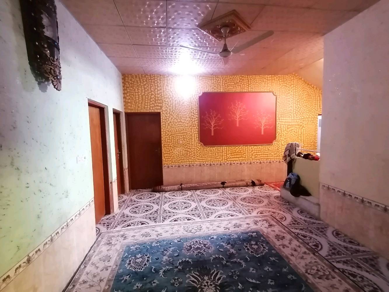 بيت للبيع المساحه ٦٥٠ البناء ٢٦٠ يتكون من ٣غرف ٤في ٥ وديوان ٤ ب٧ واستقبال ٤ب٥ موزع ٤ب٦ مطبخ ٤ب٥ صحيات داخلية وخارجيه وكراج ٥ب٦ حديقه بيها ٦نخلات ٣برحي احمر بريمه ١ وجوزي ١وسايره١ حمالات و١٢سدرة امريكي حمالات البيت مسيج البناء بلوك مع رباط والسقف كونكريت مسلح بالاضافه بيه غرفتين خارجيات غرفة ٥ب٨ وغرفه ٤ب٨سقفهن سندويج السعر ٨٠ مليون العنوان الهوير منطقة الخاص نزلة الهنبوش للعلم التبليط واصل لباب البيت نقال ***********