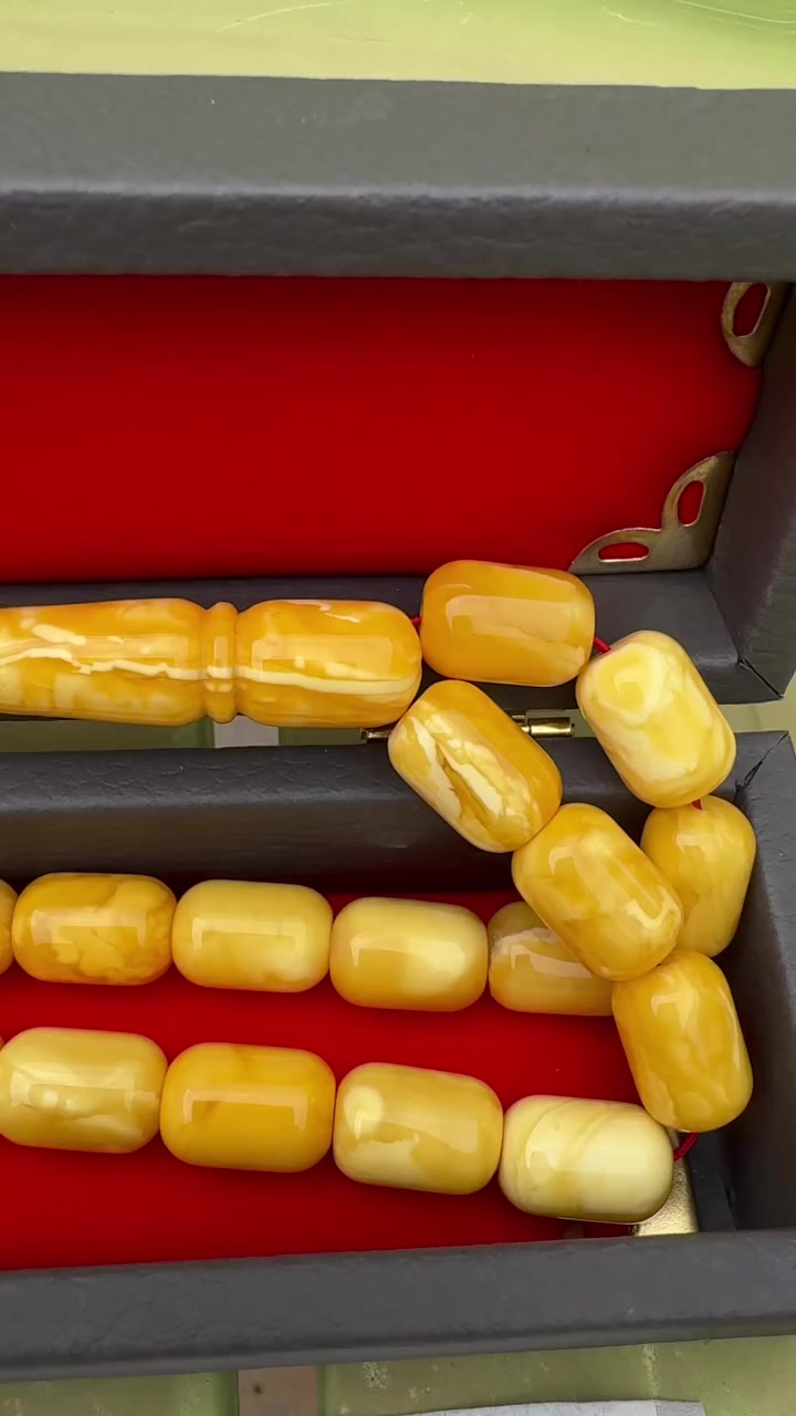 لسلام عليكم الى عشاق النوادر مسباح كهرب حر طبيعي بولندي شجري حجر واحد 
وزن المسباح  ٤٥ غرام عدد الحبات ٣٥ حبة للمهتمين رقمي *********** متواجد واتساب واتصال رجاءآ الي ما يعرف قيمة هيج خامات لا يتعبني مع تقديري واحترامي للجميع
