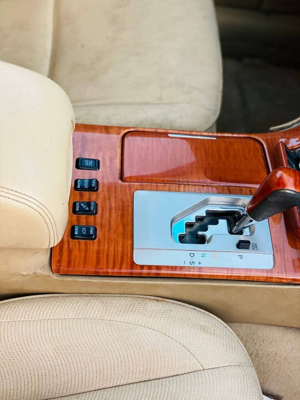 للبيع او مراوس
ماجستا رقم بصره قرار 48 مداور 
مكينه 8 شاصي 86 داخل بيجي كشن مخمل كشنات كهربائية تبريد خلفي امامي ستيرن كهربائي لايت دوار كروز سرعه سبايدر جنطه سبايدر دعاميه خلفيه كامره دواره اشاشه مكينه كير حداديه مشط كله جديد 
العنوان الناصرية *********** ناصرية, ذي قار
