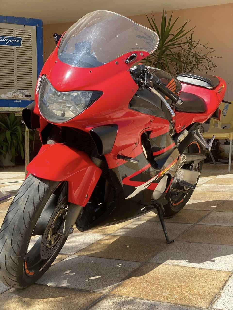 سلام عليكم بطح هوندا F600بدون اي عيب به س بطاريه يحتاج شحن وتنظيف تانكي بنزين ويه أوراق كامل صالنصه حلو طايرات جديد سعر 25ورقه بيه مجال أشويه رقم موبايل ***********مكاني كركوك
