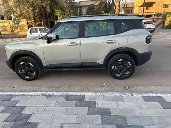 جیتور للبيع
T1 LUXURY
الموديل: 2025 (خليجي)
العداد: 9500km قابل للزياده
المحرك: 4 أسطوانات تيربو 254 حصان حقن مباشر
عزم الدوران (نيوتن-م): 390
ناقل الحركة: اوتوماتيكي من 8 سرعات
نظام الدفع: دفع رباعي
الضمان الأساسي: 10 سنوات وعداد كيلومترات مفتوح 
ضمان المحرك: 10 سنوات او 1،000،000 كم 
 رقم بغداد
عليها تغليف حراري  
المواصفات
*فتحة سقف بانوراما 1.1م
*مثبت سرعة مع رادار تفاعلي
*نظام الكبح التلقائي في حالة الطوارئ
*نظام منع التصادم الامامي والخلفي
*كاميرات محيطية 540 درجة
*حساسات اصطفاف أمامية وخلفية
*نظام مراقبة النقطة العمياء 
*نظام تحذير مغادرة المسار
*نظام المساعدة للبقاء في المسار
*نظام القيادة شبه الذاتية
*صندوق كهربائي 
*دخول ذكي (بصمة) و تشغيل عن بعد
*شاشة التحكم بقياس 15.6 إنچ
*شاشة القيادة بقياس 10.25 إنچ
*نظام صوتي متطور 9 سماعات من Sony
*نظام أبل كاربلاي وأندرويد أوتو لاسلكي
*نظام اوامر و تحكم صوتي
*مقصورة الركاب من الجلد الفاخر ببصمة النسخة المحدودة Luna Violet
*مقعد السائق والراكب كهربائي
*مقعد السائق مزود بذاكرة لحفظ وضعيات الجلوس والمرايا
*مقعد الراكب مزود بمسند كهربائي للأرجل
*مقاعد السائق والراكب مبردة 
*مسند الذراع الوسطي مع ثلاجة
*إطارات قياس 19 إنچ
*إنارة ترحيبية مع إنارة محيطية متعددة الالوان 
*مصابيح أمامية و خلفية أوتوماتيكية LED مع مصابيح نهارية
*التكييف التلقائي مع الضوء القريب والبعيد
*نظام تقليل الضجيج النشط مع زجاح مزدوج
*المرايا الجانبية قابلة للطي كهربائياً ومدفئة
*شاحن هاتف لاسلكي سريع
*ماسحات الزجاج الأمامي مع حساس للمطر
*خاصية إغلاق نوافذ وفتحة السقف عن بعد
*انماط قيادة متعددة للطرق الوعرة
*فلتر تنقية الهواء N95
*نظام الفرامل الأوتوماتيكي Autohold
*نظام التحكم بنزول المنحدرات
*نظام المساعدة لصعود المرتفعات
*وسائد هوائية امامية و جانبية عدد 6 
*دوسات جانبية

ضمان شركة هارلم للوكالات التجارية
للاستفسار ***********
