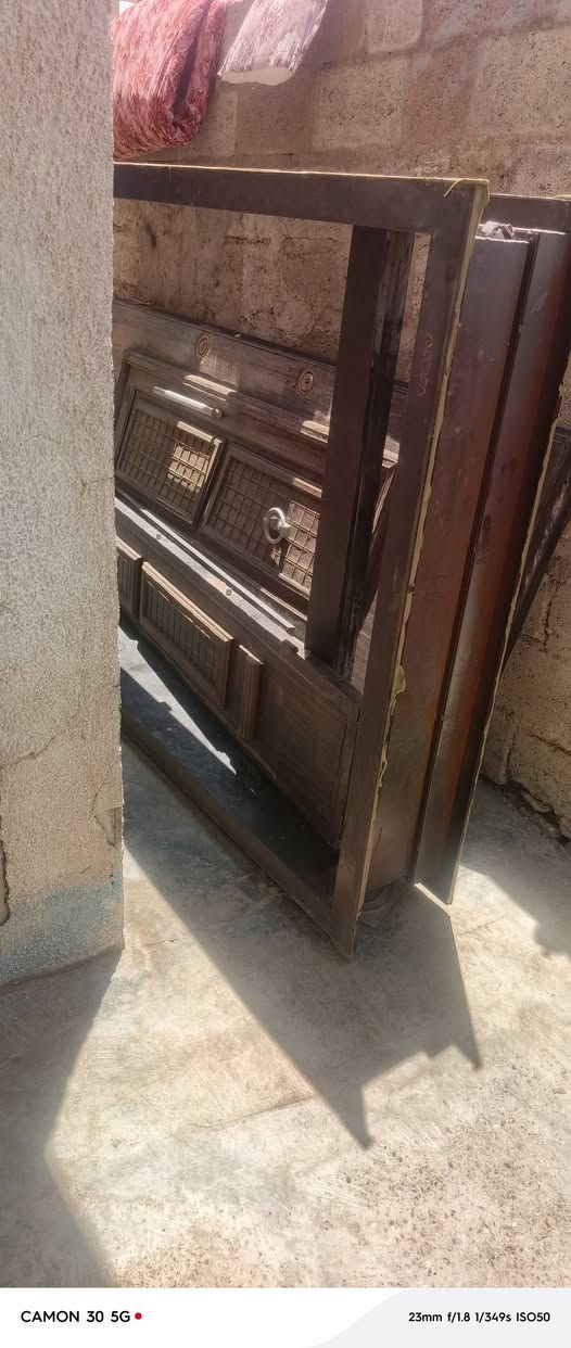 باب كليدور نضيف للبيع هوا وغراضه كامل بس اتشده للبيع عنوان كركوك حي النور ***********
