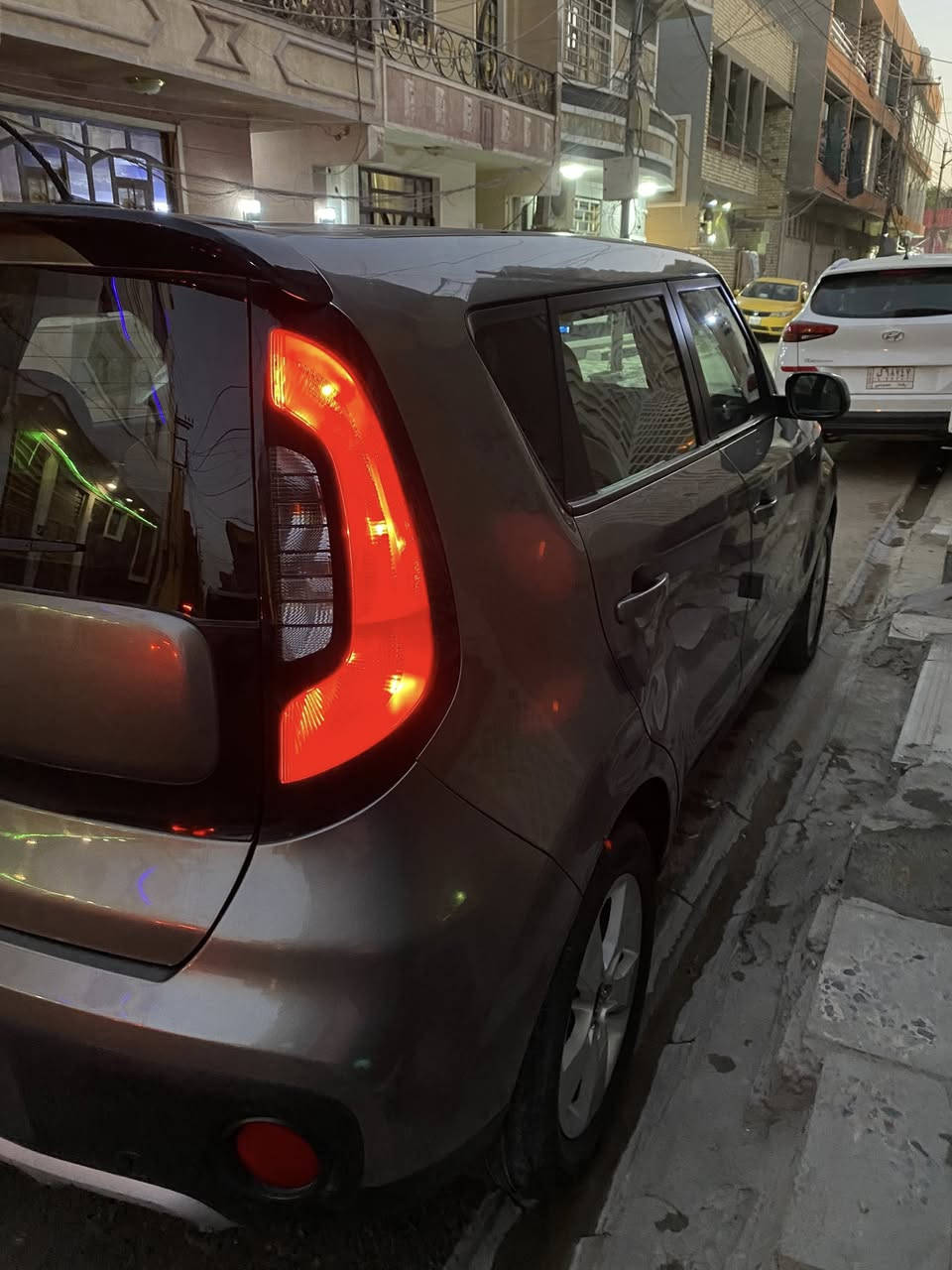 سلام عليكم 
صول امريكي ٢٠١٧
محرك ١٦٠٠ 
حادثها جاملغ خلفي وجنطه وثنينهم صبغ يعني قطعتين السياره بيها فقط بدون دواخل بدون شواصي
تدفئه تبريد كله شغال 
مكينه وكير كفاله شرط
داش كام+ كامره خلفيه
رقم بغداد انكليزي تحويل ثاني يوم
ماشيه ٧٢ميل حقيقي
سياره جديده وحلوه ترايك للبصره 
سعر ١٢٥ عنوان بغداد الاعضميه
***********
