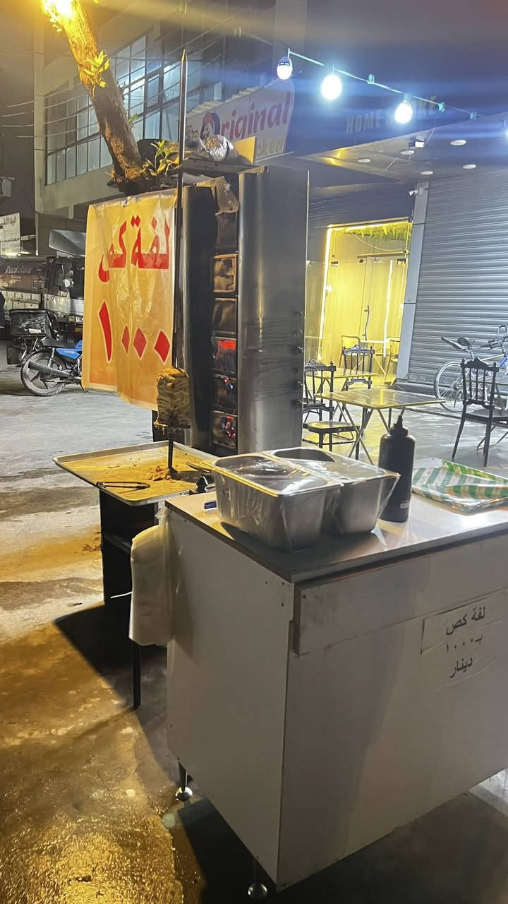 السلام عليكم مطعم للبيع في الغزاليه شارع الصديق 
مجاور لشارع الامن 
سبب البيع عدم تفرغ و عندي الدوام
المحل يحتوي على اناره وكهربائيات كامله وخط مولد وسحب كامل 
يحتوي على براد و طباخ ثلاثي كامل و اربع دبات غاز و مفرغه عملاقه صاروخيه 
 يحتوي على تغليف داخلي ع شكل واسم المطعم ويحتوي على مثرامة لجميع انواع الطعام و سنك 
وتجهيزات كامله 
يحتوي على شواية عدد خمس عيون و كامله تجهيزاتها 
وميزها 
يحتوي على كراسي 6 و ميز خارجي عدد 3 
المحل جامخانه زجاج جديد و بيع مباشر 
المحل واسع و نظيف شي مرتب 

امانة الله شغله كلش زين واذا شخص متفرغ يشتغل بي يسترزقك خير من الله ويكدر يضيف بعد ع المنيو وجبات 

نسأل من الله التوفيق للجميع بحق نبينا محمد وال محمد 

‭٠٧٧٠ ٦٩١ ٨٧٧٥‬
