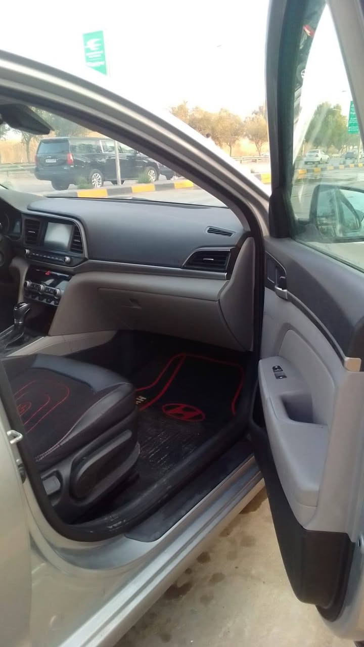 هيونداي إلنترا 2020 se  وارد امريكي 
كير AT
محرك دوش 2,0 4 سلندر 
مواصفات
 شاشه لمس تدعم ابل كار بلي و اندرويد اوتو 
تحكم ستيرن جهتين 
اوامر صوتية 
كير اوتو و عادي 6 سرعات 
تبريد مناخي منفصل قطعتين 
تحكمات كشن 
بريك تلقائي 
هيتر امامي وخلفي للجام 
كامرة خلفية  
وبعد مواصفات
السياره  لا بيها تبريد ولا صبغ  بس تعديل بارد   السيارة ماشية 86 الف ميل قابل للزيادة 
للاستفسار الاتصال على ***********
