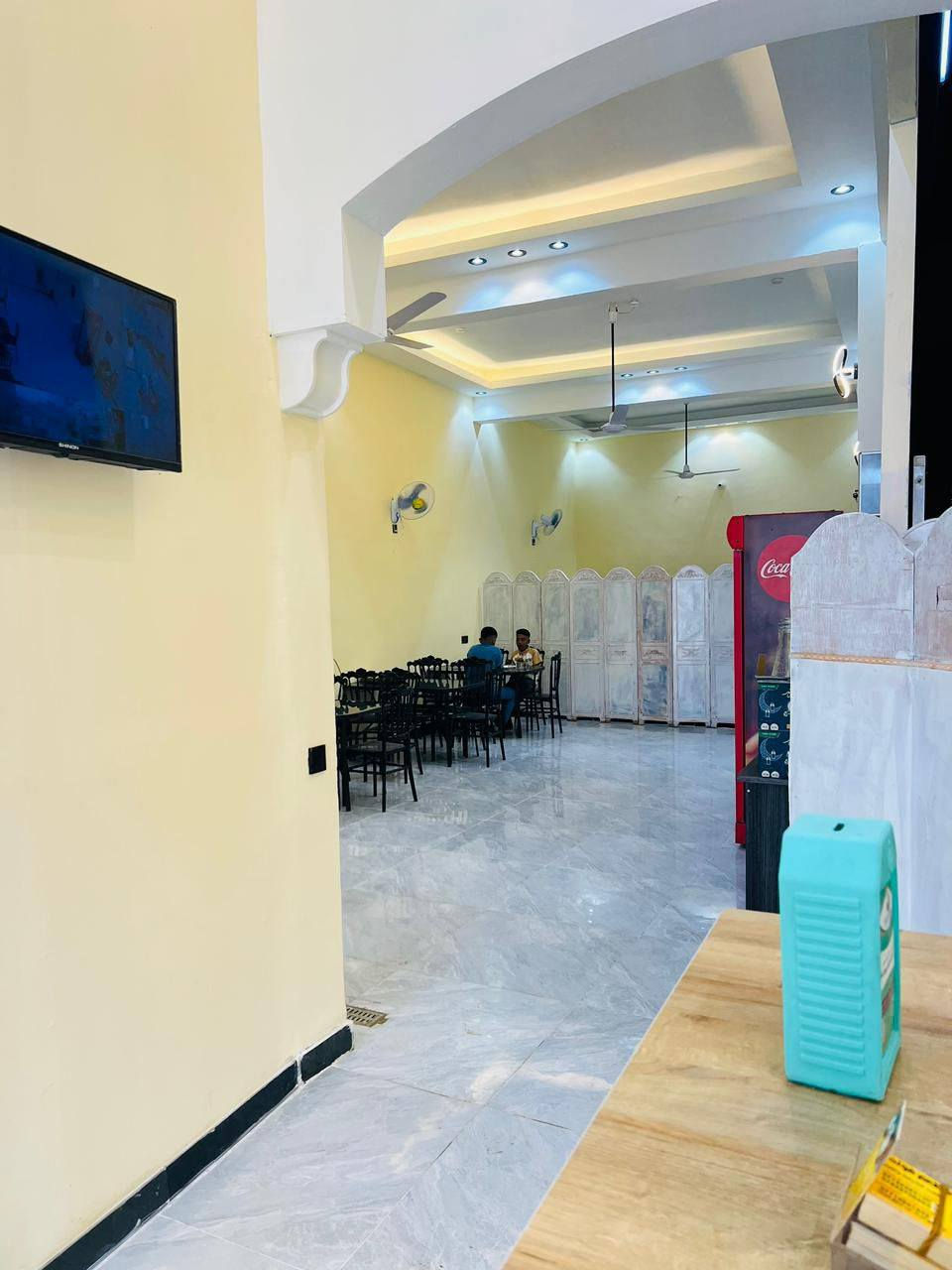 بفضل الله وكرمه، نعلن لكم عن إعادة افتتاح مطعم فوندو بحلته الجديدة كلياً، بعد الانتهاء من أعمال التجديد والصيانة الشاملة. نسعد باستقبالكم ابتداءً من اليوم لنواصل تقديم أشهى الأطباق التي اعتدتم عليها بجودة أفضل وخدمة أرقى. حضوركم يضيف لنا طعماً خاصاً.
للتوصيل ***********.               
***********
  بابل —السده الهنديه — المفرك قرب اسواق الفراشه
