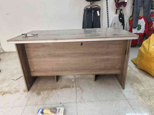 سلام عليكم ميز مكتب مستعمل اتصال على رقم ***********
