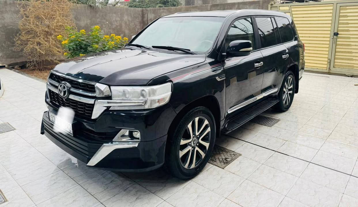 السلام عليكم للبيع سيارة لاندكروز جكسار موديل 2010 و محدثه داخل وخارج بلكامل تحديث اصلي موديل 2021 رقم بغداد دولي جديد تحويل ثاني يوم السيارة كفاله من الكص و النقل و التحويل و الضربه القويه و المكينه و لكير مكفولات جدد حداده توب طخم تاير جديد ويل كب جديد السيارة فول مواصفات السيارة جاهزه و الشراي يتصل سعرها 245 ورقه بيع مستعجل الشراي يتصل *********** مكان سيارة البصرة
