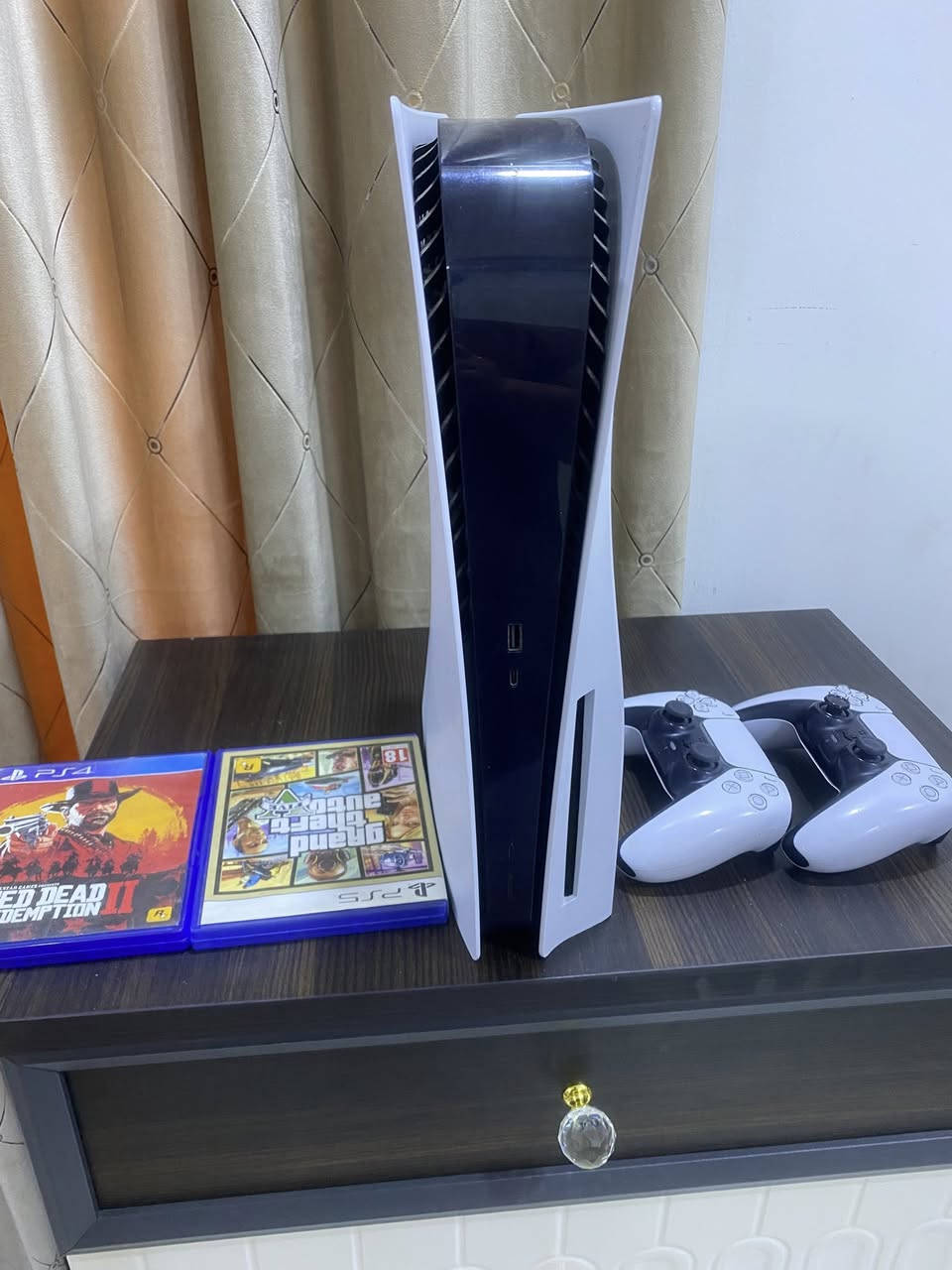 بلي فايف مستخدم نضيف جداً ستعمال قليل جهاز لا مفتوح ولا مصلح ع الفحص ويا ثنين جوستك وقرصين وكارتونته. موجوده وكامل ملحقات السعر ٦٥٠ ومجال قليل مكاني نجف ***********
