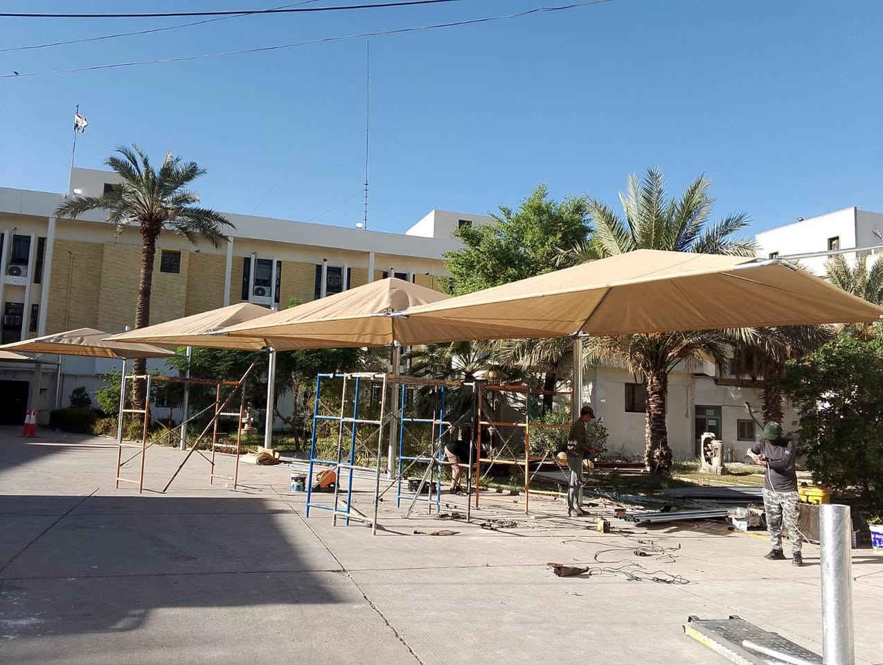 شركة الاصدقاء للحدادة  تقدم لكم المظلات الهرمية سعر المتر المربع ب 50 الف دينار 
تتميز المظلات 
غطاء المظلة كوري واسترالي مصمم للاجواء الصحراوية والجافة 
ونسبة عزل المطر 80%ونسبة عزل الشمس 95%
 وكذلك تحمي السيارة من الحالوب بنسبة 100%
 مصنوع من خيوط البولي اثلين والياف الفايبر يكون التثبيت من جهة واحدة او جهتين وحسب الطلب
 ضمان 5 سنوات 
الاعمدة مستخدم فيها بوري دائري 5 الى 6 انج 
الهيكل الداخلي بوري دائي 2 انج او حسب الطلب 
نوع الحديد المغلون او مصبوغ مع تثبيت براغي القياسات حسب الطلب 
وكذلك مستعدون لعمل المظلات الشمسية والمطرية مستعدون للعمل بجميع المحافظات العراقية  
للمزيد من المعلومات يرجى الاتصال 
0772 178 1592   ابو محمد
*********** وائل
