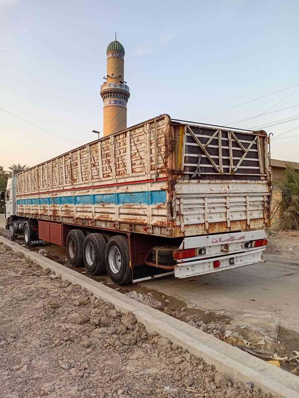 السلام عليكم
عربانه حداديه شاصي ١٦ مكفول 
دناكير ١٤ مربع   تايرات نص عمر 
طول العربانه  ١٢.٥٠  ارتفاع الاجناب  ١٩٠ 
بغداد شارع فلسطين ***********
