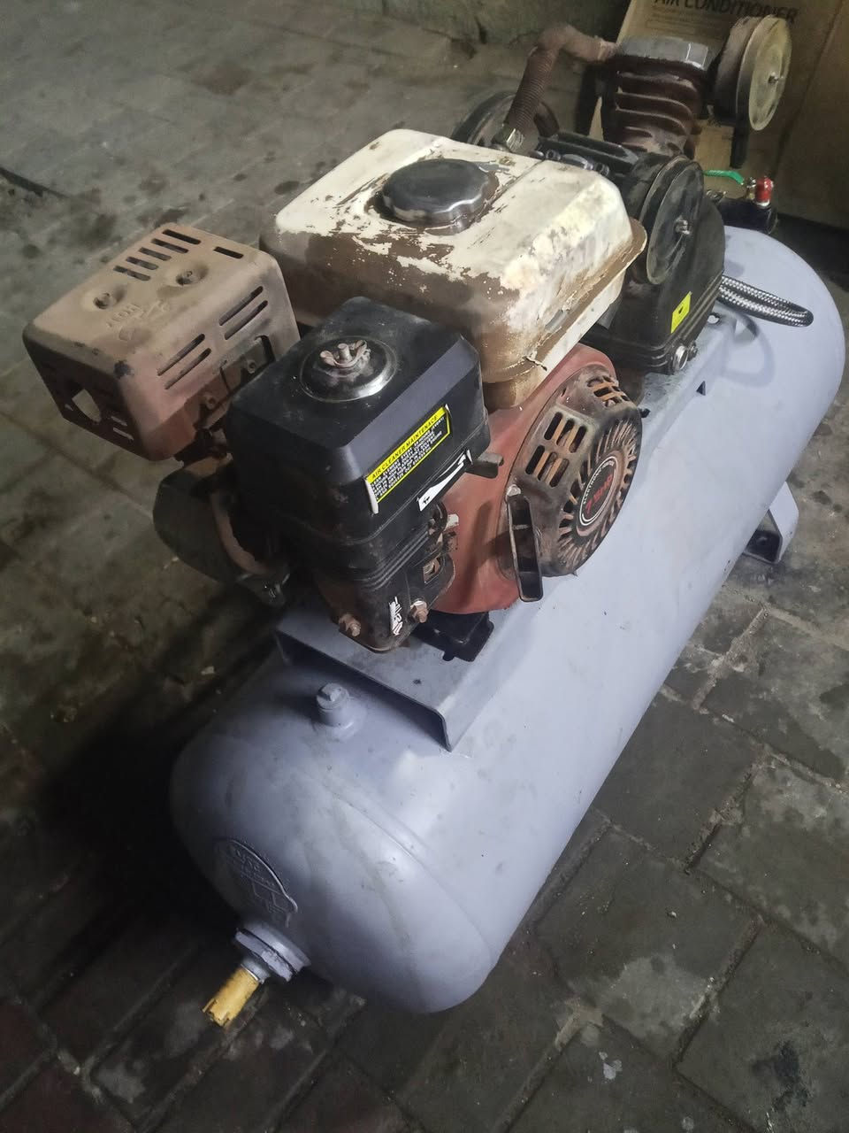 السلام عليكم
كمبريسر للبيع 
الحجم 100او 120ماعرف بالضبط 
قديم مو صيني 
السعر 250وبي مجال 
بغداد مدينه الصدر 
***********
