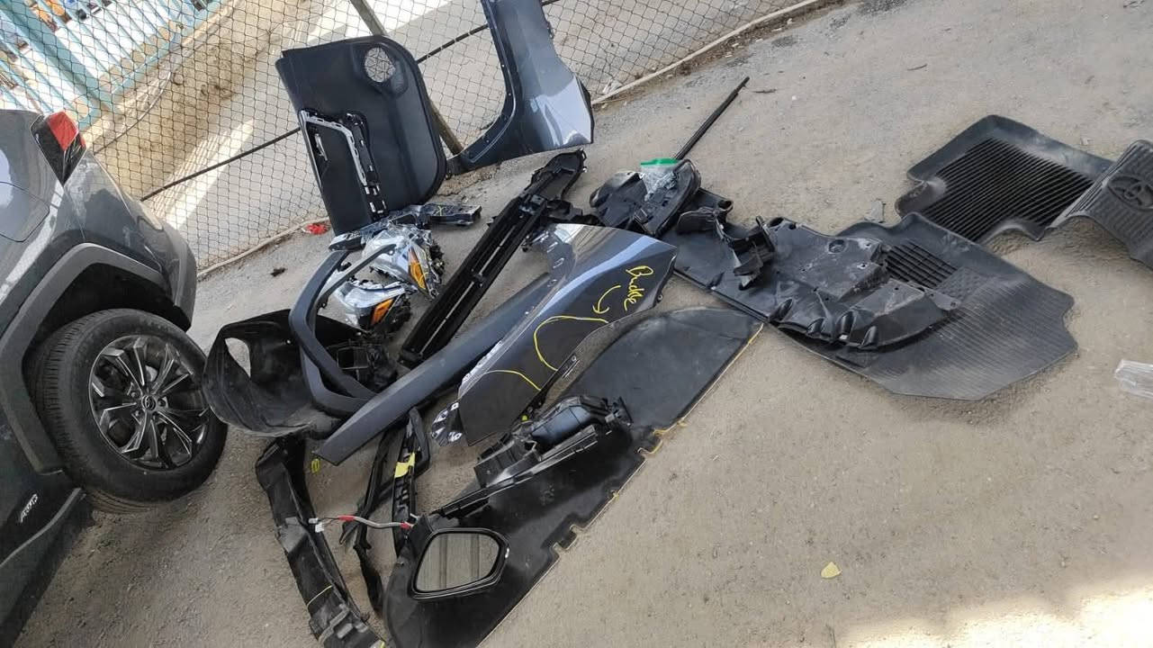 ◇ للبيع فقط ◇

      !! Rav4 2024 Hybrid Limited !!

➖️ تويوتا راف فور موديل 2024 بانزين + هايبرد 

➖️ (رقم مؤقت )

👌 فول مواصفات 

➖️ عداد المسافة 1799 ميل 
➖ ️بصمة ابواب وتشغيل
➖️ فتحة سقف 
➖️ تشغيل عن بعد
➖️ فور ويل 
➖️ محرك 2.5 هجين 
➖️ فول تحكم ستيرن 
➖️ اشاير بل مري
➖️ كامرة خلفيه دوران جميع الاتجاهات
➖️ كشنات الأمامية كهرباء 
➖ ️كشنات جلد
➖️ غيار السرعة/ الگير(Traptronic units)
➖️ مود درايف 3 انظمه سياقه ECO / NORMAL/ SPORT 
➖️ هاند بريك كهربائي
➖️ اوتو هولد ( Auto Hold )
➖️ تحديد مسار ( Lane Assist )
➖️ مانع تزحلق ( Traction Control )
➖️ نقط عمياء ( Blind Spot )
➖️ رادار 360 درجه 
➖️ تبريد قطعتين
➖️ جنطة كهرباء

سيارة وارد امريكا دخول جديد حادث كما موضح بالصور مع غراضه البلادية ➖️ بدون دواخلةوشواصي و جميع الايباكات سليمه

➖️ للأستفسار ☎️☎️
                                      ***********
