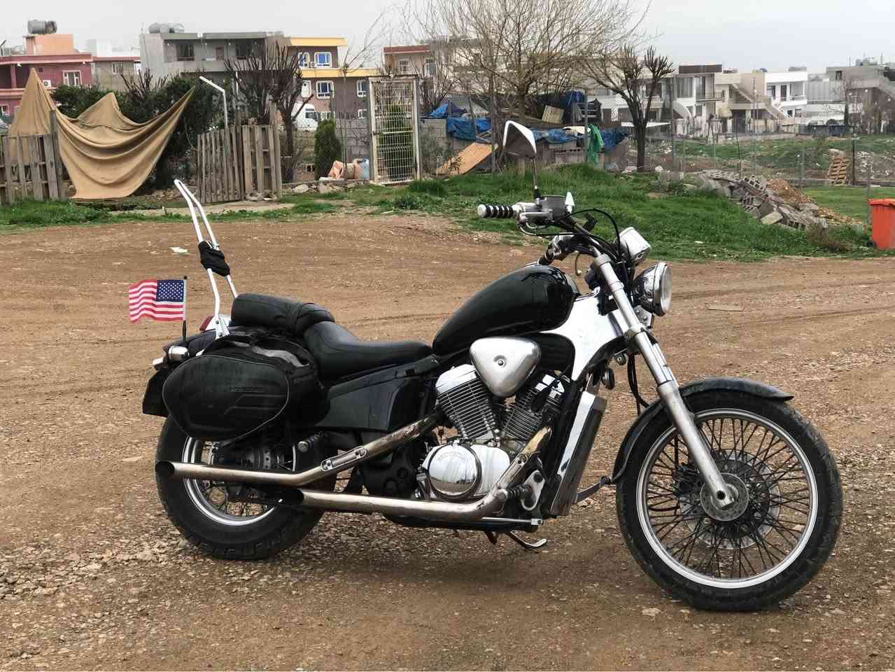 سەرەتا بەناوی خوای گەورە.
هارلی هۆندا ستیید ٤٠٠ 
نموونە لە جوانیدا.
مۆدێل ١٩٩٣.
مەنەفێستی کامل لەگەڵە و گومرگیشی دراوە دەتوانی بیکەی بە ڕەقەم.
هیچ کەم و کورتییەکی نیە.
کامل ئەشیای بیلادیە.
ڕادێتەرە.
نرخی: ١٦ گەڵا و کەمێک مەجال.
ژمارەی موبایل: ٥٨٥٧ ٣٥٠ ٠٧٧٠
ناونیشان: سلێمانی.

بسم الله الرحمن الرحيم

هارلي هوندا ستيد (Steed) حجم 400 سي سي. الدراجة قمة بالنظافة والجمال. موديل: 1993. كاملة كمرك وجاهزة للترقيم، والمنفيست مالتها كامل وموجود. الدراجة بحالة الزيرو . كل غراضها أصلية وبلادية. راديتر.

السعر: ١٦ ورقە وبيها مجال بسيط للشراي. رقم الهاتف: *********** الموقع: السليمانية.

In the name of Allah almighty.
Harley Honda Steed 400cc.
An epitome of beauty.
Year of manufacture: 1993.
Customs are done in case of acquiring a license plate and it has its complete manifest.
It’s in new condition.
All the compartments are original.
It has a radiator.
Price: 1600$ and a little bit of bargaining.
Phone number: 0770 350 5857
Address: Sulaimany. السليمانية, العراق
