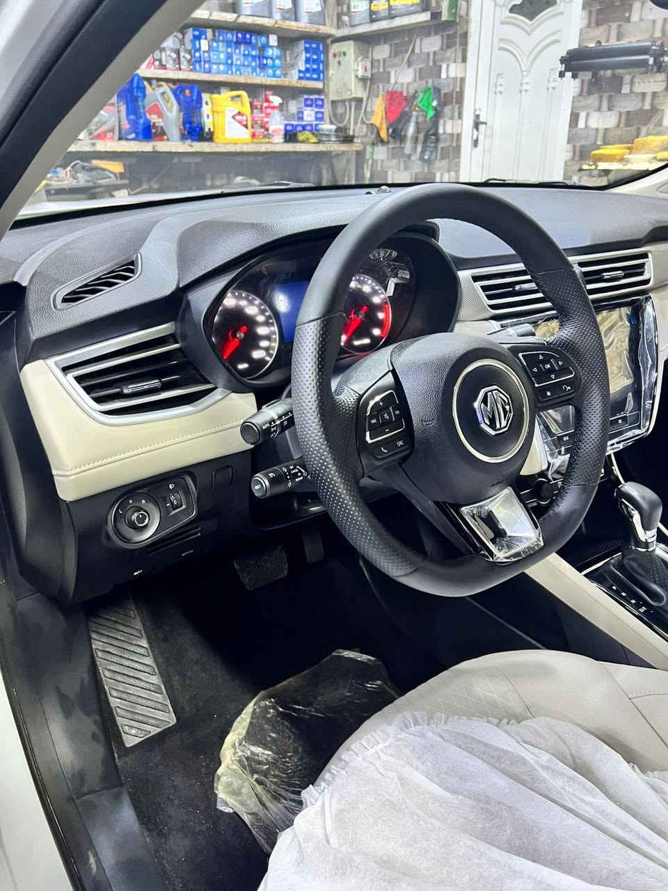 سلام عليكم سياره م جي فايف 2025زيرو مامشيه نضافه فول واحد على واحد السعر 96قفل مكاني ناصريه مركز رقم الهاتف ***********
