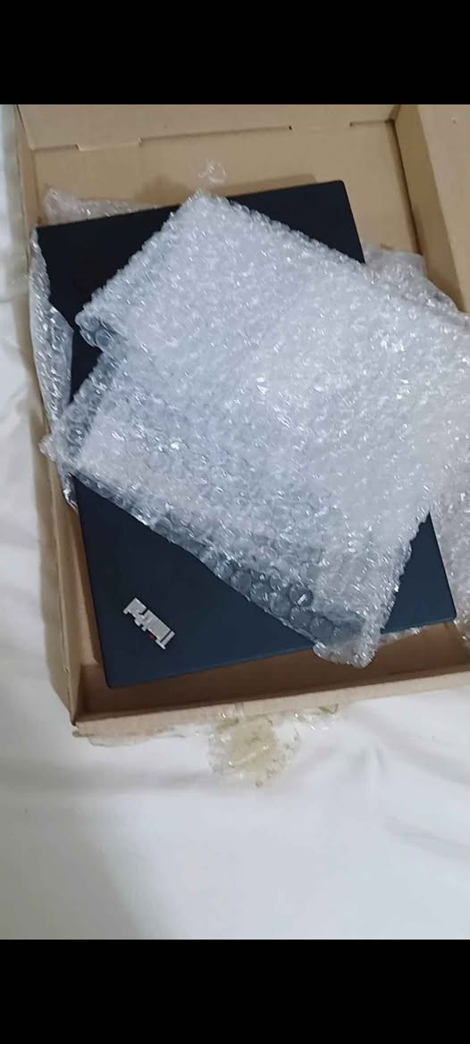 المعالج (CPU): Intel Core i5-8250U بسرعة تصل إلى 1.80 GHz. يتميز بـ 4 أنوية حقيقية و8 مسارات معالجة لأداء سلس في المهام المتعددة.

الذاكرة (RAM): سعة 8 GB DDR4 بسرعة 2400 MHz.

التخزين (SSD): هارد SSD سريع جداً بسعة 238 GB (فعلياً 250 GB) يضمن لك إقلاع النظام خلال ثوانٍ.

الجرافيك (GPU): كارت شاشة Intel UHD Graphics 620 مدمج، يدعم تشغيل برامج التصميم المكتبية بفعالية.

الشاشة: 14 بوصة HD

النظام: يعمل بنظام Windows 11 Pro الأصلي (Build 22631).

موديل حديث: نسخة البيوس (BIOS) محدثة بتاريخ 2020/5/26.

خفيف وعملي: وزن الجهاز 1.4 كغم فقط، مما يجعله مثالي التنقل.

منافذ متكاملة: يحتوي على منفذ Type-C الحديث، HDMI للشاشات الخارجية، ومنفذ LAN للإنترنت السلكي.

حالة ممتازة: نسبة نظافة الجهاز 90%، مما يعني أنه بحالة جمالية ممتازة.

السعر: 245,000 عمارة, ميسان


**إذا كنت صاحب هذا الإعلان وتريد حذفه لأي سبب، رجاءا أرسل رسالة إلى الدعم الفني**