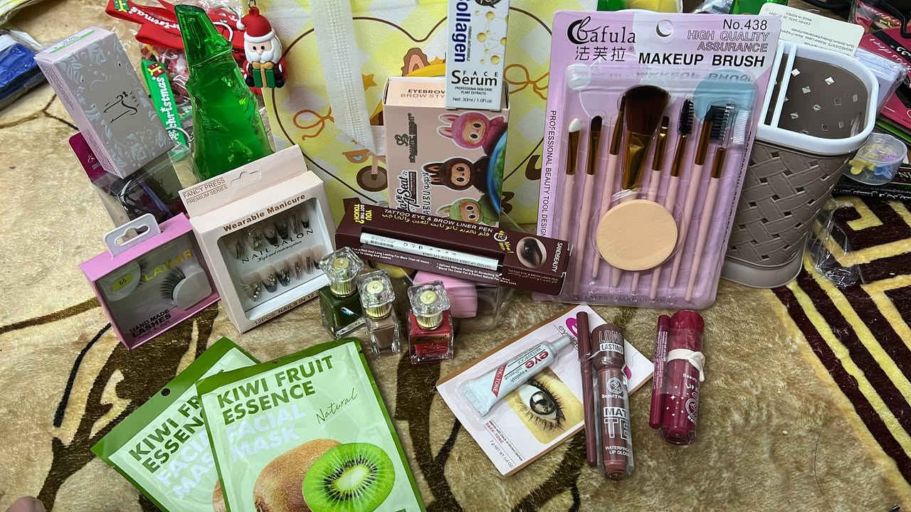 أجمل عروض راس السنه كل هذا بس بسعر 20وتوصيل مجاني لمجيع محافظات العراق البوكس كامل متنوع من مكياج وعنايه ب البشره للحجز اتصل ع الواتساب ***********
