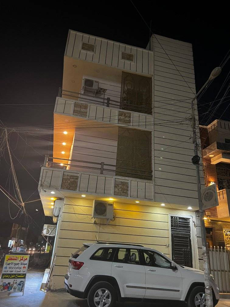 سلام عليكم 
بناية تجارية للبيع ركن حي القاهرةالضباط  خلف جامعة الامام الصادق مساحة 45 متر واجه 7,50 نزال 6,25 يحتوي على محلات عدد اثنان  وشقتان للاستفسار الاتصال على الرقم  ***********
