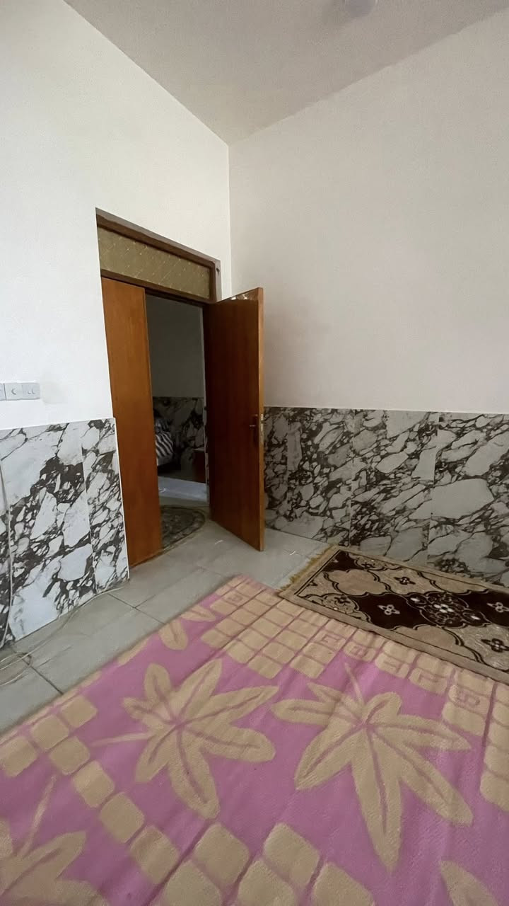 للبيع دار 170 م اسهم السفينه / قرب السيطرة طابقين مسلح/الطابق الارضي غرفتين وصاله ومطبخ وصحيات واستقبال داخلية وخارجية والطابق العلوي ثلاث غرف نوم وصاله وصحيات ومخزن وشقةمعزوله درج خارجي غرفة ومطبخ وصاله وصحيات / *********** وات ساب الحاج ابو كرار الجابري
