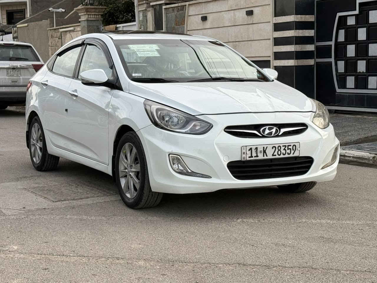 السلام عليكم 
اكسنت 2015 خليجي محرك 1600 دوش فول مواصفات 1/1 فتحه سقف تحكم ستيرن خمس تجاوي اربعه دسك السياره بيه البنيد بي صبغ شويه والجاملغ اليمنه هم بي الهلال والدوسه باقي السياره بدون صبغ السونار مرفق مع الصور كير ومحرك مكفولات صدر امامي وخلفي جديد تخم تاير جديد كهربائيات كله شغاله سياره جاهزه بدون نقص معروضه ب ( 108$ ) وبيه مجال بسيط مكاني بغداد الدوره نهايه شارع 60 للاستفسار ***********
