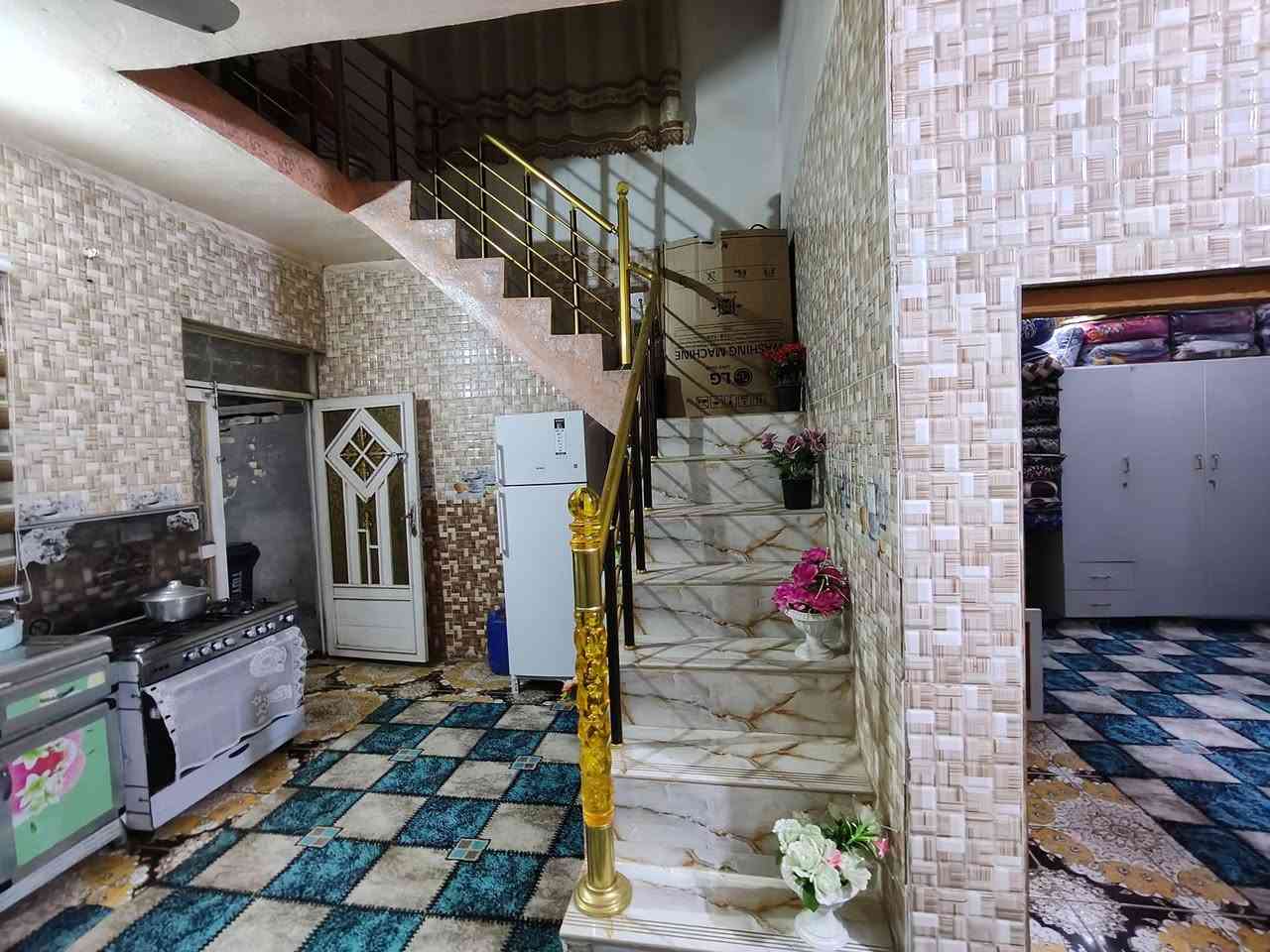 السلام عليكم بيت للبيع واسط حي الحكيم قرب البانزين خانه يبعد عن الشارع 250 المساحه 180 يحتوي على غرفتي النوم وصاله واستقبال وصحيات وطرمه بناء طابوق كافه خدمات من ماء ومجاري وكهرباء مرقم من قبل لبلديه طابو زراعي سند 25 سعرخاص لمراجعه دلاليه سيد حيدر ***********
