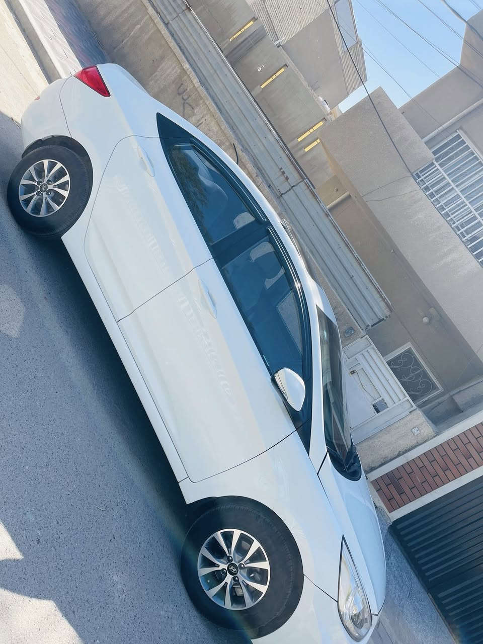 السلام عليكم اكسنت للبيع (بدون مراوس) موديل 2016 خليجي بلو  فول مواصفات ماشية ٤٥ كيلو حقيقي و مكفولة كفالة عامة عدا شبر بل قبق الجنطة يعني مو كامل ربعة علة كد شبر اثر شخط بدون ضربة قوية وبدون حادث رقم بغداد مشروع وطني وبسمنة تحويل ثاني يوم ماكو اي شكال (علما ان السيارة صارلهة عدنة تقريبا (٥) سنوات علة ايدنة وبسمنة استخدام شخصي
مواصفات السيارة
(1) ماشية (٤٥) كيلو حقيقي
(2) سلايت فتحة شغال+ تحكمات ستيرن
(3) شاشة كبيرة+ اشاير بل مري+ اربعة دسك
(4) مكينة ١٦٠٠ دوش ١٠٠/١٠٠+ تجاوي
(3) كير درجة اولى+ ويل كب
(5) صدر وتبريد وتدفئة مكفولات
(6) ميكانيكيات وكهربائيات وحدادية ١٠٠/١٠٠
(7) تخم تايرات جدد+ داخل غرفة جديدة
(8) السيارة جاهزة مابيها اي نقص
(9) السعر ( ١١٠ ) ورقة وبيها مجال
(10) المكان بغداد الكرخ للاستفسار  ***********
