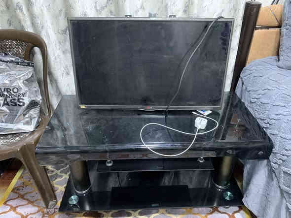 للبيع *********** الميز جديد مستعمل قليل
