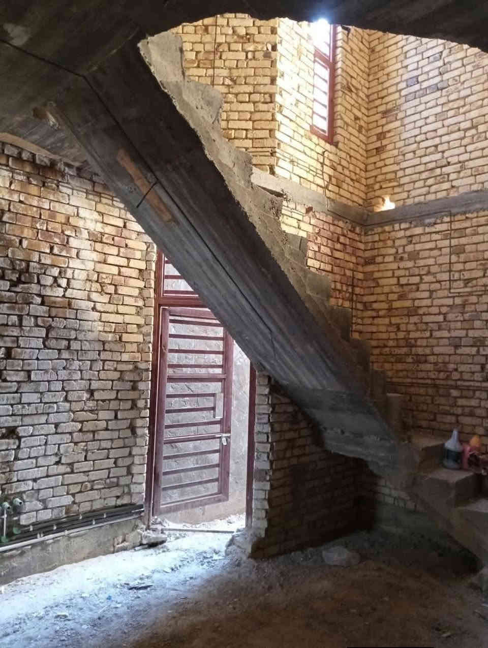 السلام عليكم
  دار للبيع هيكل مسقف مكان مميز جداً طابقين 
طابو زراعي سند ٢٥
بسم ابو البيت شخصين سند
المساحه //١٠٠متر 
نوع البناء//طابوق السقف صب كونكريت مسلح باشراف وتنفيذ مهندس مدني 
العنوان / /بابل المدحتيه
الجمعيه الزراعي خلف مدرسة علي طه الاهليه 
خدمات كامله من ماء وكهرباءوتبليط لحد باب البيت مجاري خارجيه
عرض الشارع ٦متر
السعر/٦٨وبي مجال
تفاصيل البيت طابقين
الطابق الأول
صاله كبيره
عدد الغرف١
مطبخ 
ممر جانبي
درج فر طابقين
الارضيه صب رفت
باب دخول وخروج للصاله 
بوب و شبابيك الحديد كامله 
باب الدار موجوده البيت مقفل 
مجمع صحيات داخليه وخارجيه
الطابق الثاني يتكون من
عدد الغرف ٢
صاله
مجمع صحيات 
نقص البيت ارضيه حلين صب
لبخ خارج وداخل تشطيب دكم الكهرباء 
تحويل البيت ثاني يوم بعد الشراء 
بناء حديث موقع جيد جداً 
سنة البناء حديث
للاستفسار
مراجعة  مكتب دلالية وائل الهندي 
***********وائل الهندي
***********ابو علي
مكتب دلالية وائل الهندي بابل المدحتيه الحمزه الغربي ع شارع 60 قرب سلوان ابو الكاشي مقابيل فرع علي قمار
