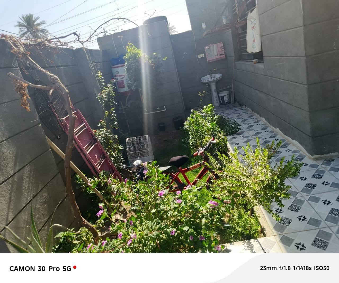 بيت للبيع مساحه  /180م
سند 25
المكان /زوير قرب الملعب الخماسي 
يحتوي 2 غرف نوم
مجمع صحيات 2
صاله هول مطبخ
طابوك جمهوري 
عرض الشارع 10 م تبليط 
السعر 165 وبي مجال 
للاستفسار اتصل ***********
